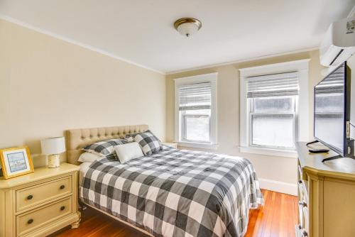 Ένα ή περισσότερα κρεβάτια σε δωμάτιο στο Lovely Westerley Home with Yard and Grill!