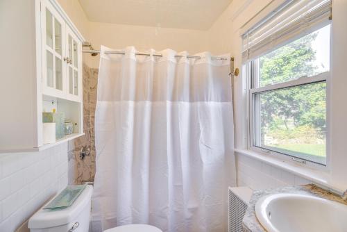 Ένα μπάνιο στο Lovely Westerley Home with Yard and Grill!