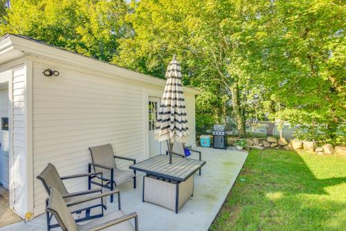 Κήπος έξω από το Lovely Westerley Home with Yard and Grill!