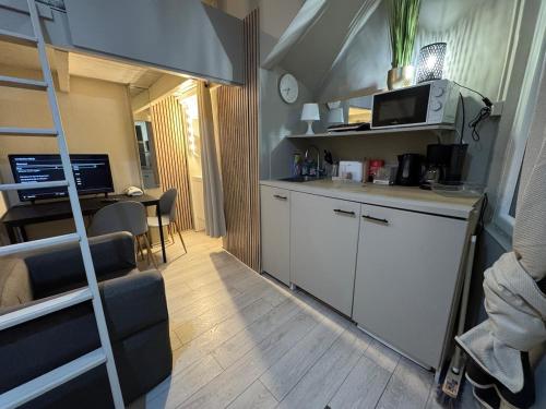 Cette petite chambre comprend une cuisine et des lits superposés. dans l'établissement Tiny Flat hyper centre rue de bourgogne, à Orléans