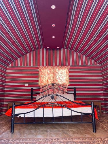 Llit o llits en una habitació de Desert Dunes camp