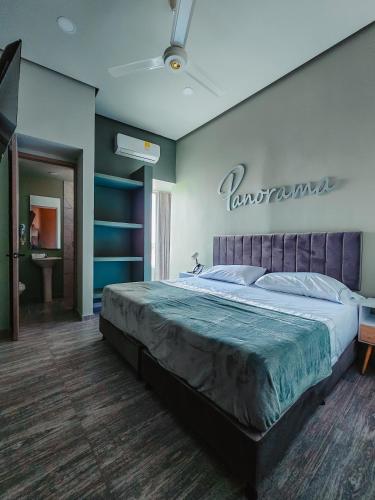1 dormitorio con 1 cama grande y un cartel en la pared en Hotel Panorama 1947, en El Banco