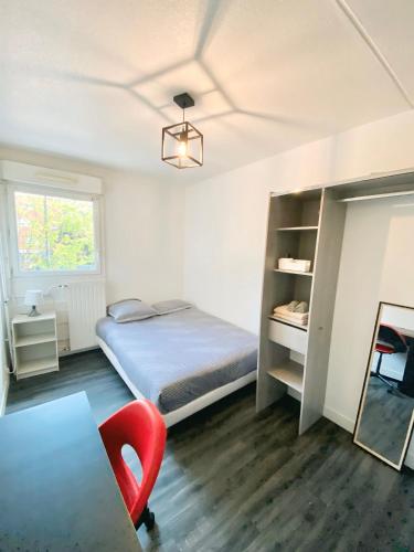 une chambre avec un lit, un bureau et une chaise dans l'établissement Chambre PRIVÉE dans appartement PARTAGÉ - Cenon - Tram A - WIFI - Ref ME1, à Cenon
