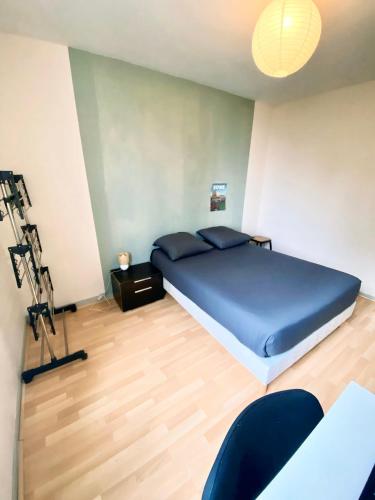 une chambre avec un grand lit et un parquet dans l'établissement Chambre PRIVÉE dans Appartement PARTAGÉ - Talence - Proche Tram C - WIFI - REF P1, à Talence