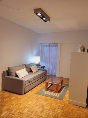 a living room with a couch and a coffee table at Hermoso dpto en el corazón de Belgrano in Buenos Aires