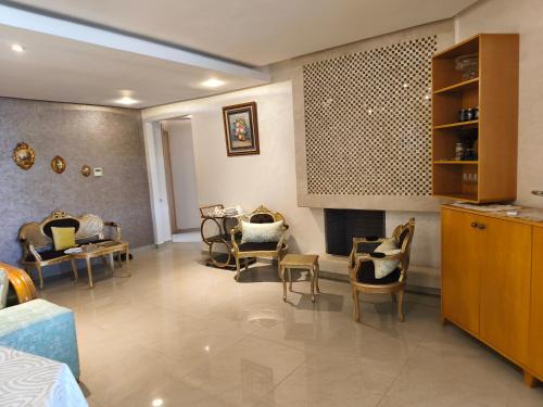 Ruang duduk di Appartement plage des nations prestigia