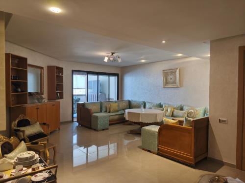 Ruang duduk di Appartement plage des nations prestigia