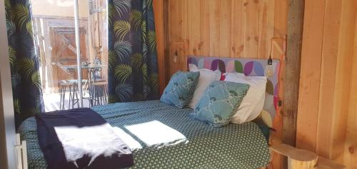 - une chambre avec un lit doté d'une couette et d'oreillers verts dans l'établissement Residence Pinta Sarlat, à Sarlat-la-Canéda
