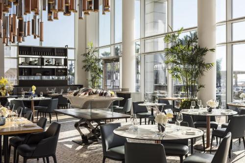 Un restaurante u otro lugar para comer en The David Kempinski Tel Aviv