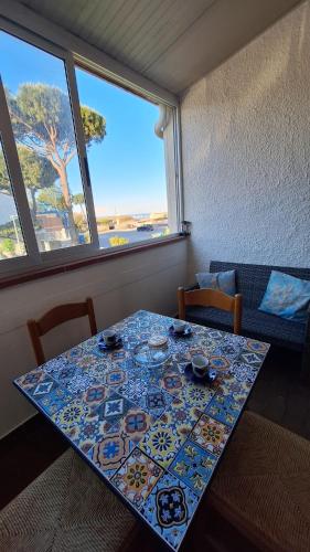 una mesa con un mantel en una habitación en Appartamento IRIS, en Lido delle Nazioni