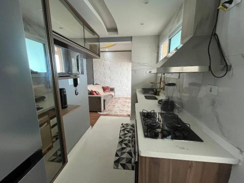 Dapur atau dapur kecil di Vista Mar, 1 Dorm, Sacada com Jacuzzi , wi fi ,garagem, 5 hospedes, enfrente ao Mar