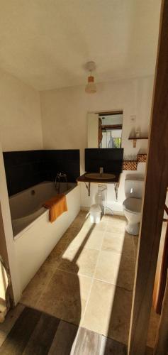 une salle de bain avec une baignoire, des toilettes et un lavabo dans l'établissement Residence Pinta Sarlat, à Sarlat-la-Canéda
