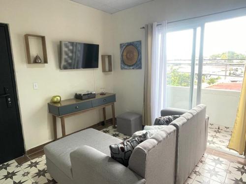 ein Wohnzimmer mit Couch und Fernseher in der Unterkunft Hermoso apartamento en Cerro Viento in El Quije
