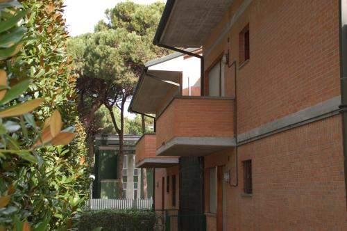 ein Backsteingebäude mit seitlichen Balkonen in der Unterkunft Residence Milena in Milano Marittima