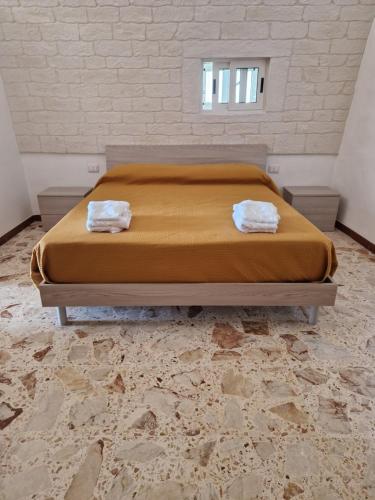 Un dormitorio con una cama con dos toallas encima. en C'era una volta, en Martina Franca