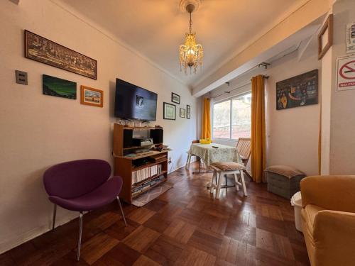 Μια τηλεόραση ή/και κέντρο ψυχαγωγίας στο Habitación en Valparaíso privada 2