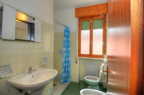 a bathroom with a sink and a toilet at Residence Villa Laura in Lignano Sabbiadoro