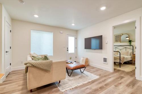 un soggiorno con un divano e una TV di Stay Portland Collection - The Madison Farmhouse - Vintage Shops & Espresso a Portland