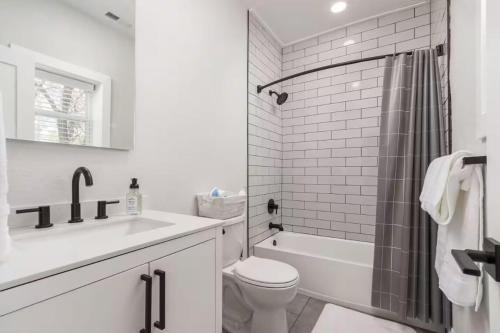 Un baño de 2-Bed Modern Apt in the heart of Pueblo with work space
