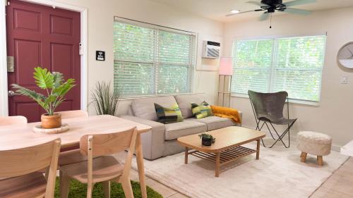 un soggiorno con un divano e un tavolo di Cozy Garden Bungalow - Pets/Parking/Beach a Fort Lauderdale