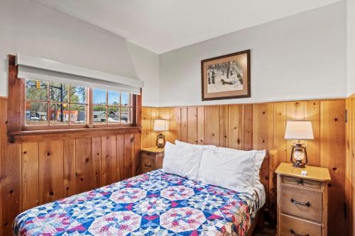 een slaapkamer met een bed en een raam bij Timber Lodge #1 in Colorado Springs