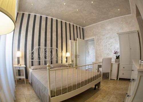 Ένα ή περισσότερα κρεβάτια σε δωμάτιο στο Relais La Pretura