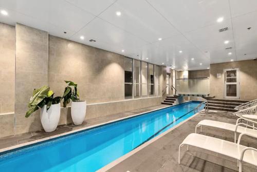 Πισίνα στο ή κοντά στο Magnificent Skytower View 2 BDR 2 BTH Apt