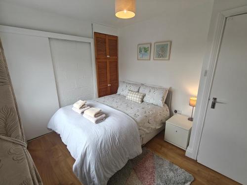 Una cama o camas en una habitación de Sweethaven Chalet