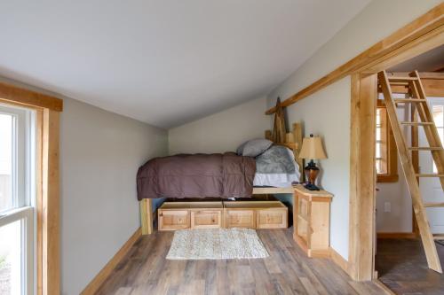 Katil atau katil-katil dalam bilik di Cabin with Trail Access to Mohican River
