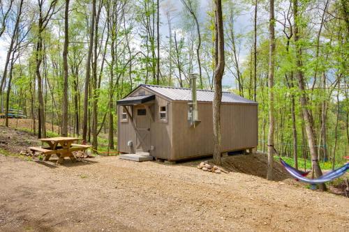 Gambar di galeri bagi On-Site Trails to Mohican River Tiny Home Retreat di Brinkhaven