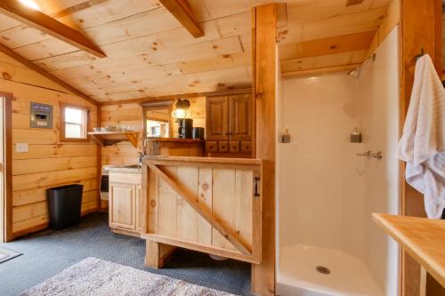 Bilik mandi di On-Site Trails to Mohican River Tiny Home Retreat
