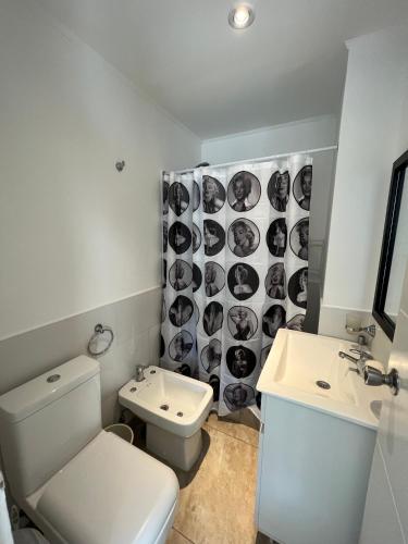 a bathroom with a toilet and a sink at Departamento 3 ambientes - Amarras Pinamar in Pinamar