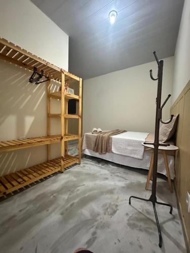 ein Schlafzimmer mit einem Etagenbett und einem Schreibtisch. in der Unterkunft Flat Ivy ao lado da Avenida JK in Palmas