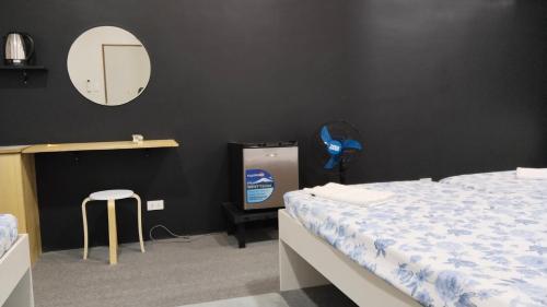 a bedroom with a bed and a mirror on a wall at YES Guesthouse in Angeles