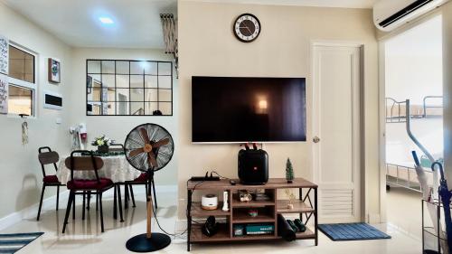 TV a/nebo společenská místnost v ubytování J&J Antipolo 2 Bedroom Condo with Nature View, Netflix, Karaoke, & Threadmill