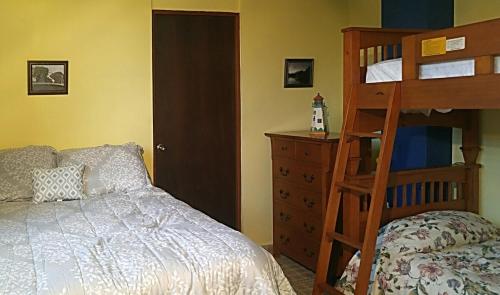 1 dormitorio con litera y vestidor en brightsun,bluesea Seafront Pier Dock, en Jayuya