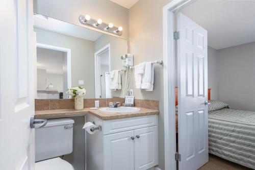 un baño con lavabo y espejo en Paradise Canyon Golf Resort - Luxury Condo M401, en Lethbridge