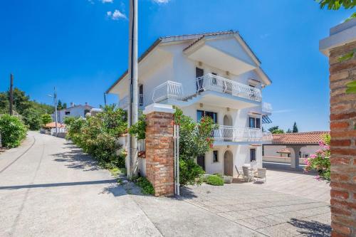 Seaside apartments with a swimming pool Omisalj, Krk - 24362
