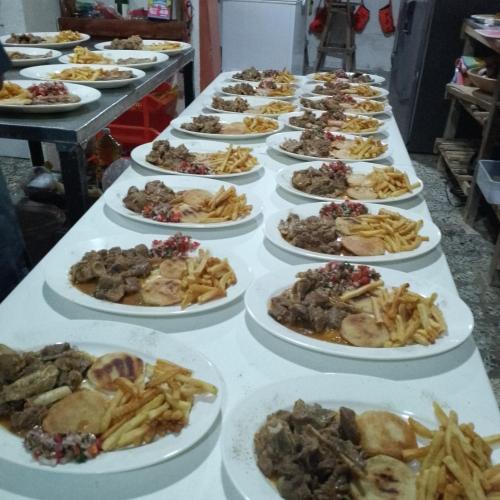 ゲストハウスの敷地内または近くでの食事または食べ物