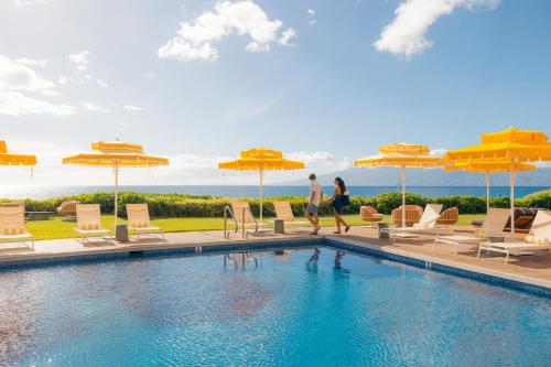 Bazén v ubytování Royal Lahaina Bungalows & Spa nebo v jeho okolí
