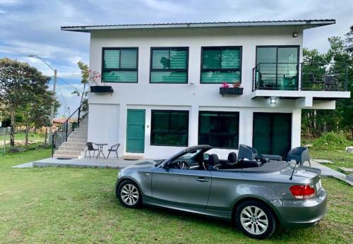 a car parked in front of a house at Acogedor apartamento con hermosa vista al volcán - The Goat Spot - planta alta in Alto Boquete