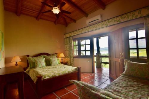 Katil atau katil-katil dalam bilik di Pie In The Sky 3, Stunning Lake Volcano Views!
