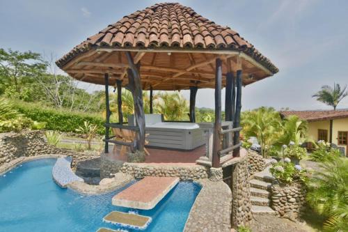 Kolam renang di atau dekat dengan Pie In The Sky 3, Stunning Lake Volcano Views!