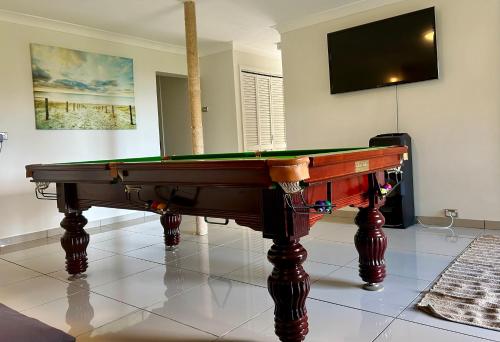 Μια τηλεόραση ή/και κέντρο ψυχαγωγίας στο Large 2 Bedroom apartment