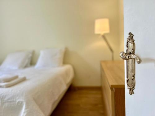 - une chambre avec un lit et une croix sur le mur dans l'établissement MA ZI BIHAN Family home, à Carantec