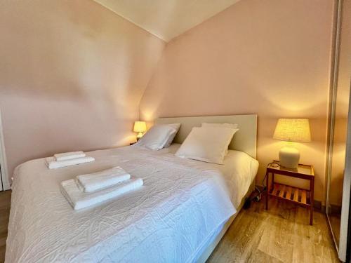 卡朗泰克MA ZI BIHAN Family home的卧室里有一张床，床上放着两条毛巾。