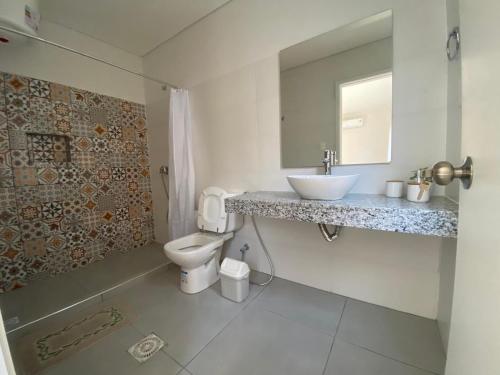 a bathroom with a sink and a toilet at Apartamentos céntricos in Paysandú