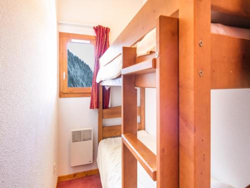 - une chambre avec lits superposés dans une petite maison dans l'établissement Valfréjus Chalet w Pool, à Valfréjus