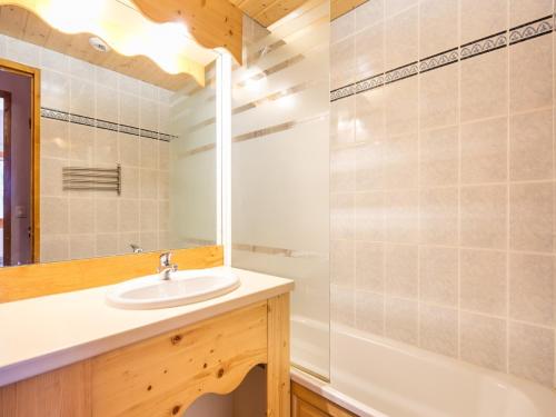 une salle de bain avec un lavabo et une douche dans l'établissement Valfréjus Chalet w Pool, à Valfréjus
