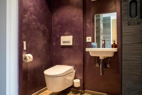 a bathroom with a toilet and a sink at Boutique Hotel im Auracher Löchl in Kufstein